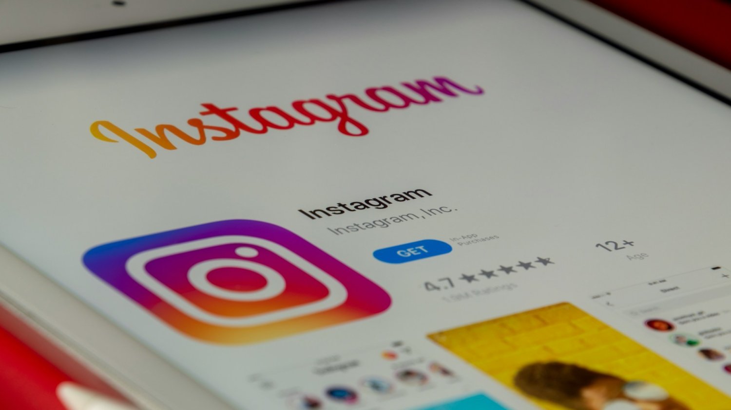 Smartfon wyświetlający logo i zdjęcia na Instagramie. Czy Instagram nas podsłuchuje przez mikrofon?