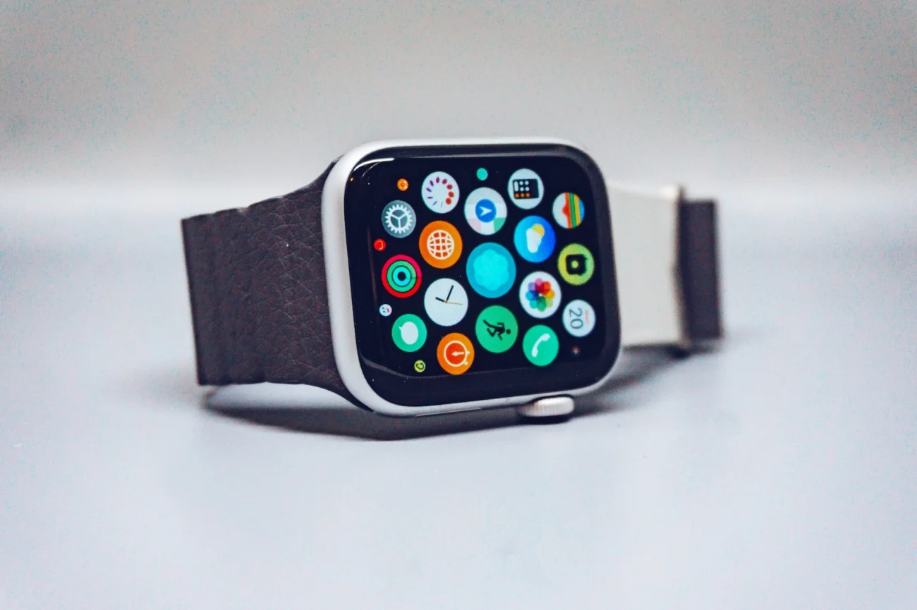 Apple Pay to opracowana przez firmę Apple usługa płatności mobilnych. Oprócz smartfonów iPhone obsługują ją również smartwatche z serii Apple Watch. Takim zegarkiem prosto, szybko i wygodnie dokonamy płatności zbliżeniowych w sklepach stacjonarnych.