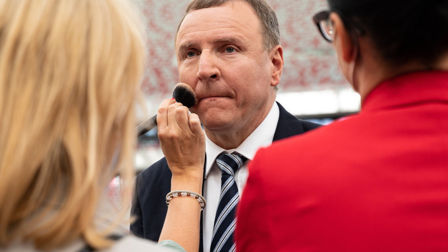 Jacek Kurski, dla pozoru odsunięty od władzy, pełni obowiązki prezesa TVP