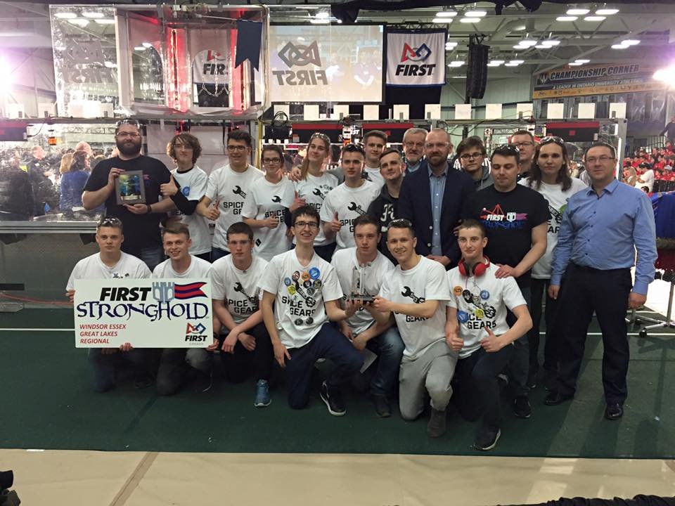 Zespół Spice Gears z nagrodą Judges Award na turnieju FIRST Robotics Competition w Windsor (Ontario).