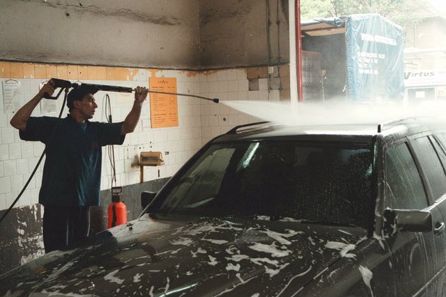 Jednym z pierwszych biznesów Mariusz Książka była sieć myjni samochodowych.