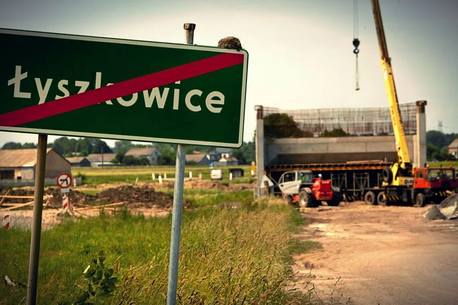 Plac budowy opuszczony przez robotników chińskiej firmy COVEC.