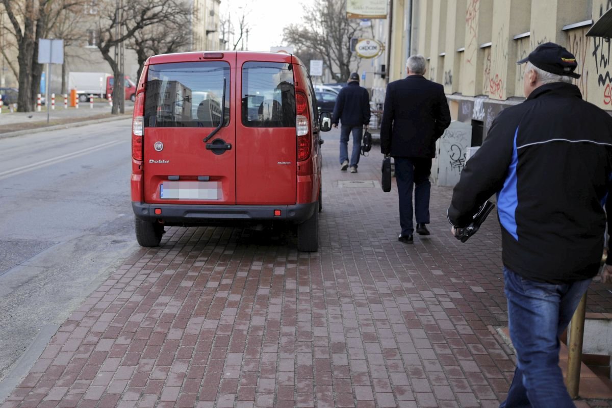 Zdaniem Ministerstwa Infrastruktury piesi muszą się podzielić chodnikiem z kierowcami