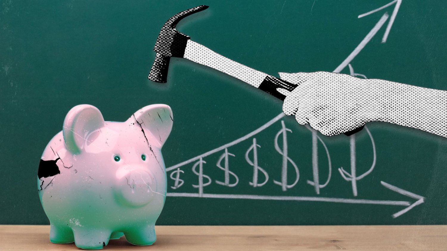 Oszczędzanie w PPK zmieniają w zarobek. Z systemu wypływają miliardy Pęknięta świnka-skarbonka, ręka z młotkiem i tablica z wykresem oszczędności.