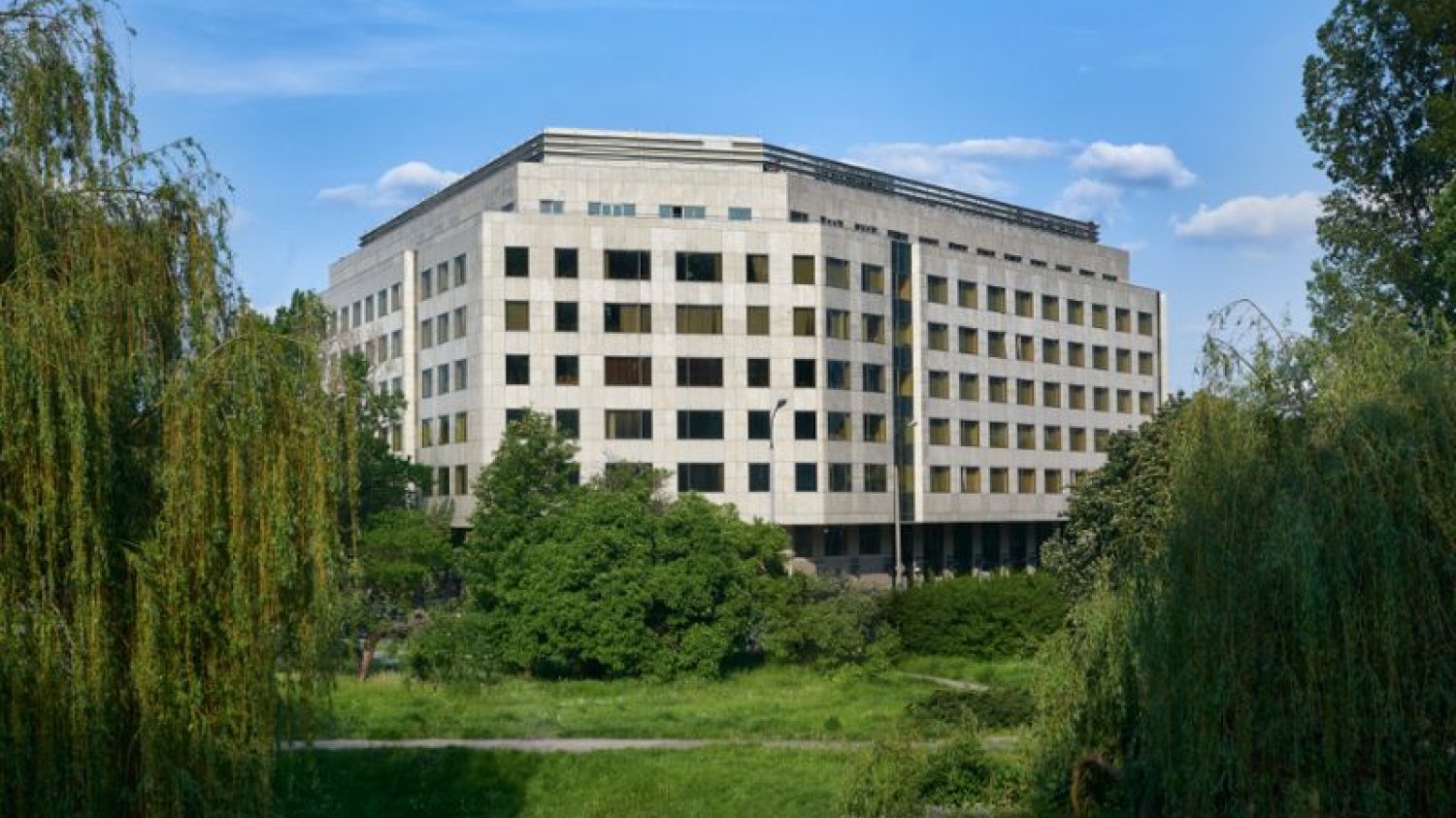 Hotel położony jest w samym sercu Warszawy.
