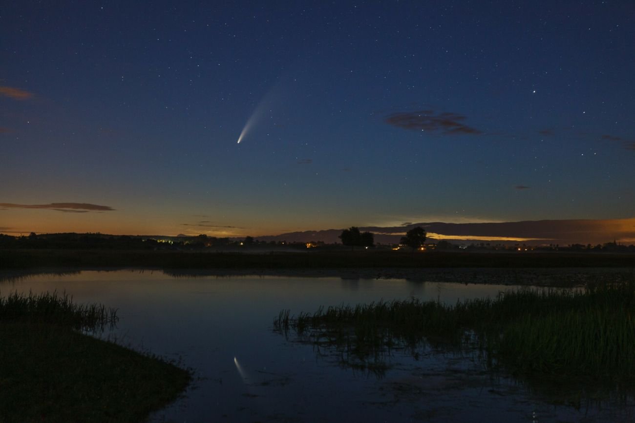 Kometa C/2020 F3 na niebie w nocy.