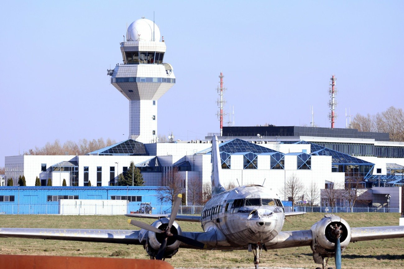 wieża kontroli lotów na lotnisku Okęcie