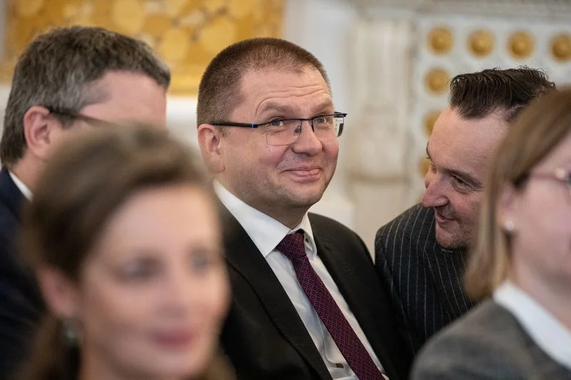 Sędzia Maciej Nawacki (w środku) ma się z czego cieszyć. 17 tysięcy złotych piechotą nie chodzi.