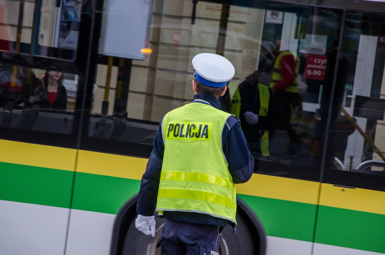 Ile zarabia policjant? Sprawdziliśmy to.