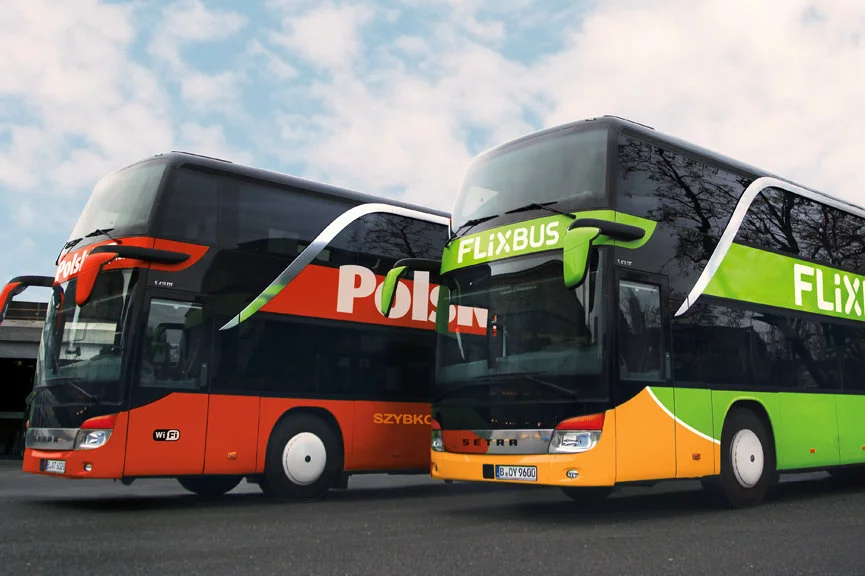 Czerwone autobusy PolskiegoBusa stopniowo będą zastępować zielone FlixBusa