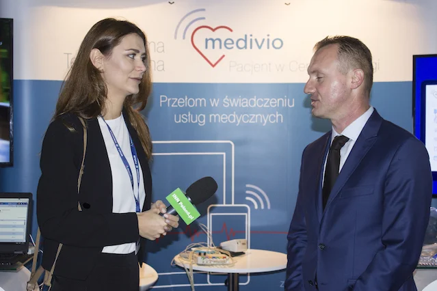 Mariusz Czerwiński podczas rozmowy z redaktor naczelną INN:Poland, Nino Dżikiją.