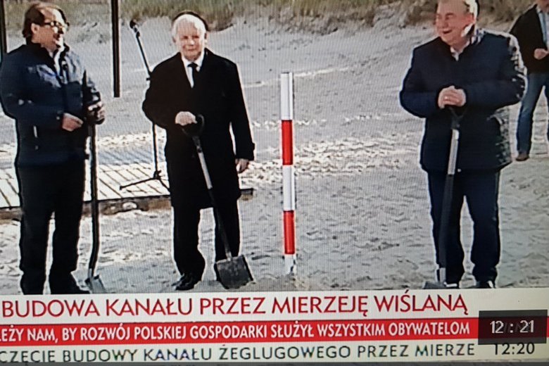 Jarosław Kaczyński wbijał paliki na Mierzei Wiślanej