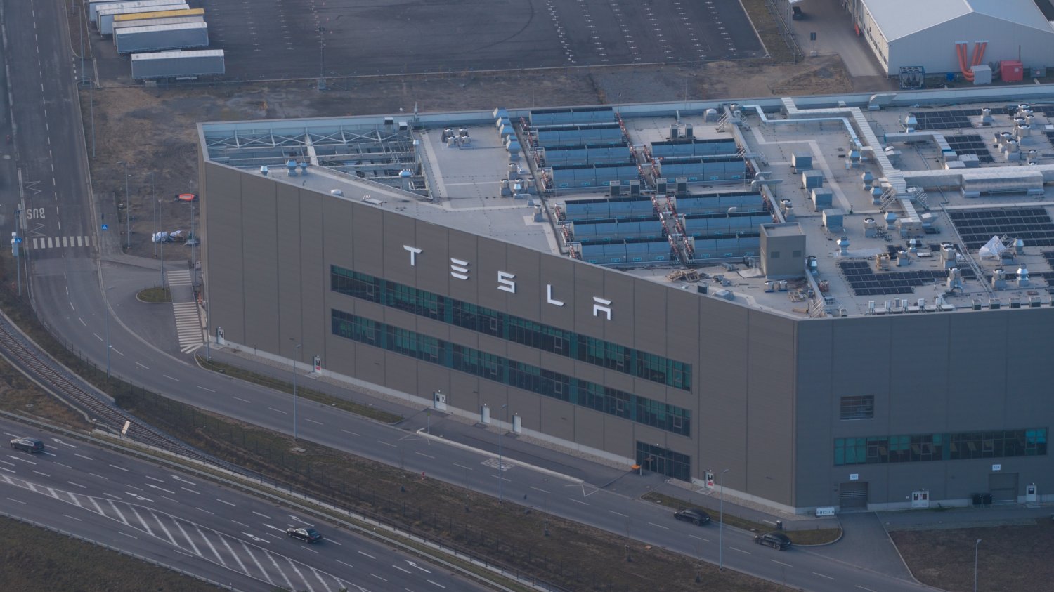 Polacy zdobyli miejsca w radzie Tesli. Gigafabryka pod Berlinem zmienia układ sił Fabryka Tesli w Gruenheide.