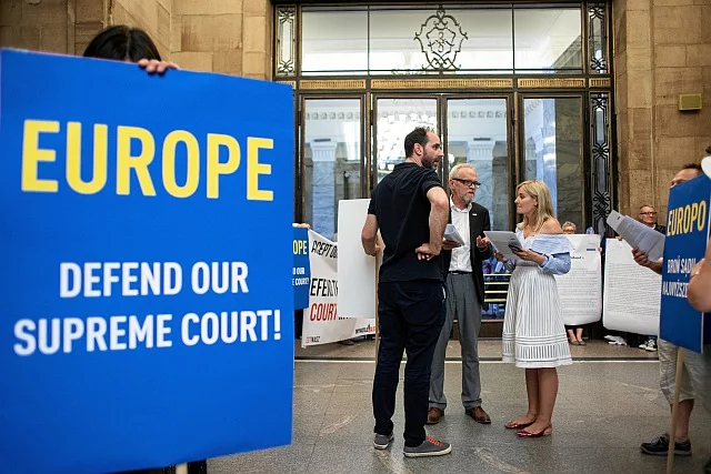 W Polsce trwają demonstracje w obronie Sądu Najwyższego. Ich adresatem są też instytucje europejskie, które mogą zatrzymać reformę PiS