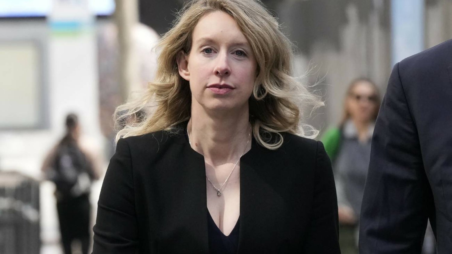Elizabeth Holmes nie ucieknie już przed sprawiedliwością.