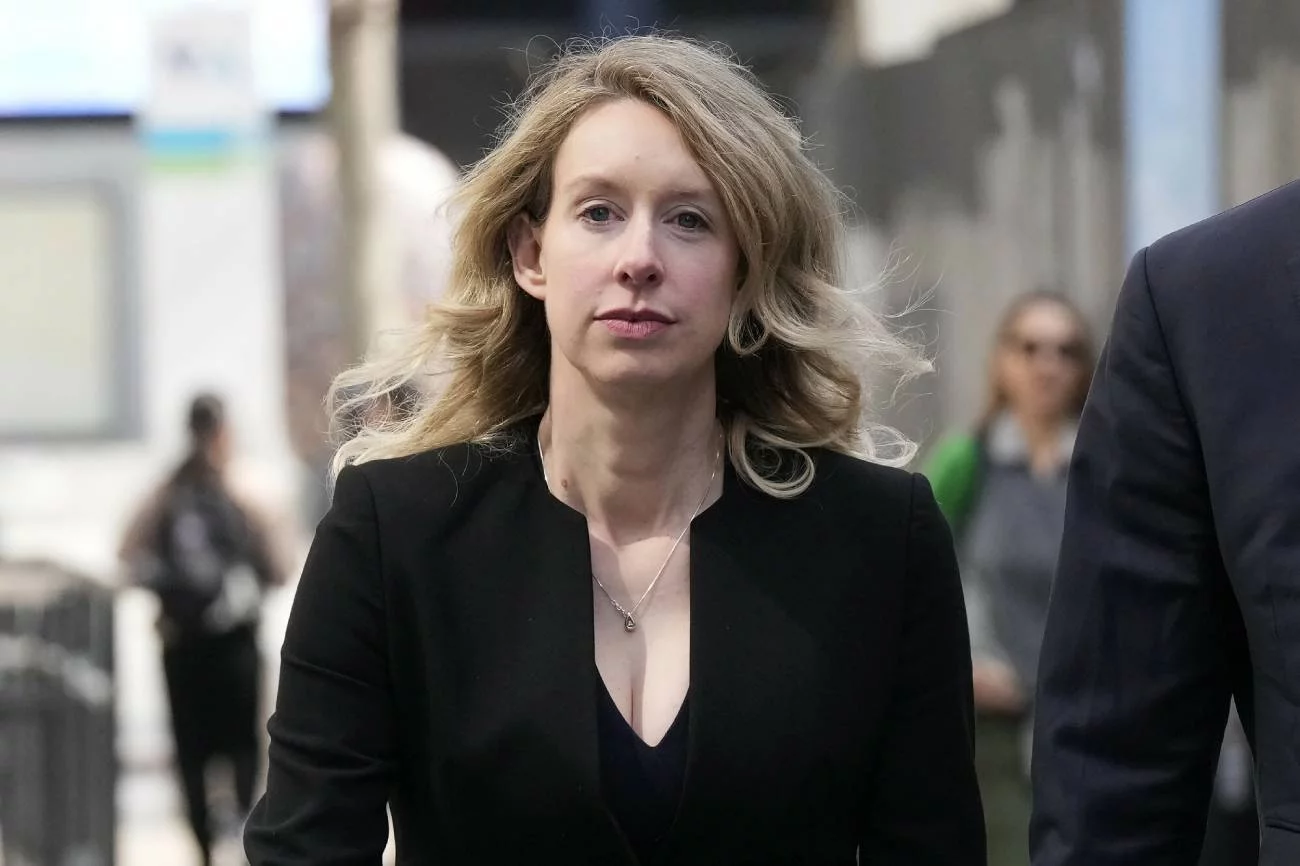 Elizabeth Holmes nie ucieknie już przed sprawiedliwością.