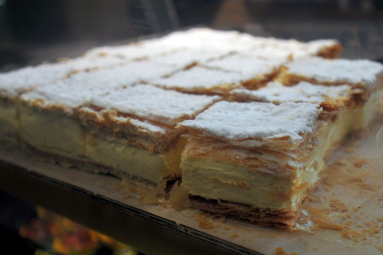 PKP uznało, że najlepszym sposobem uczczenia rocznicy śmierci Jana Pawła II będzie rozdawanie pasażerom kremówek.