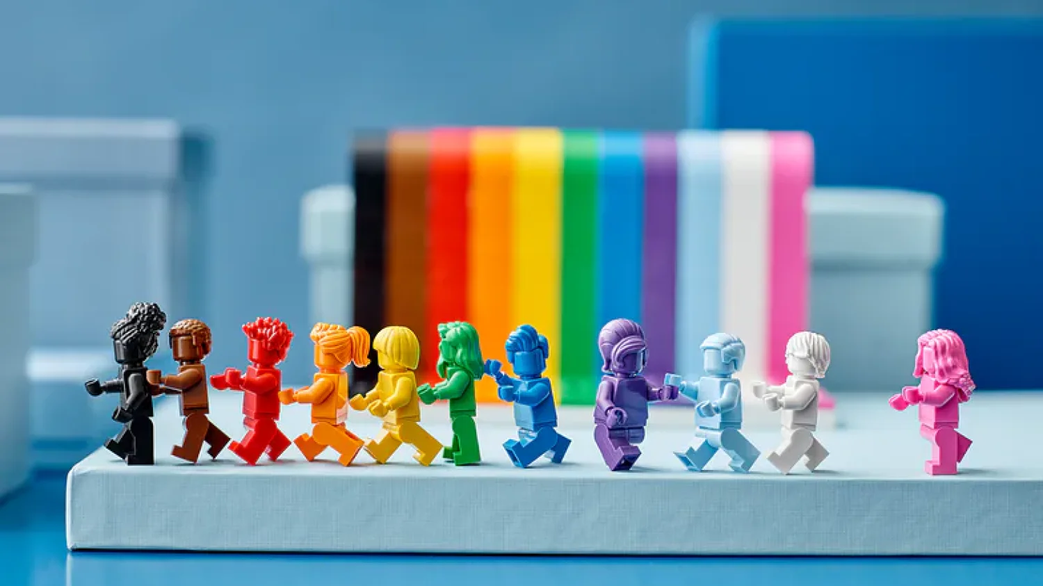 Tęczowy zestaw LEGO.