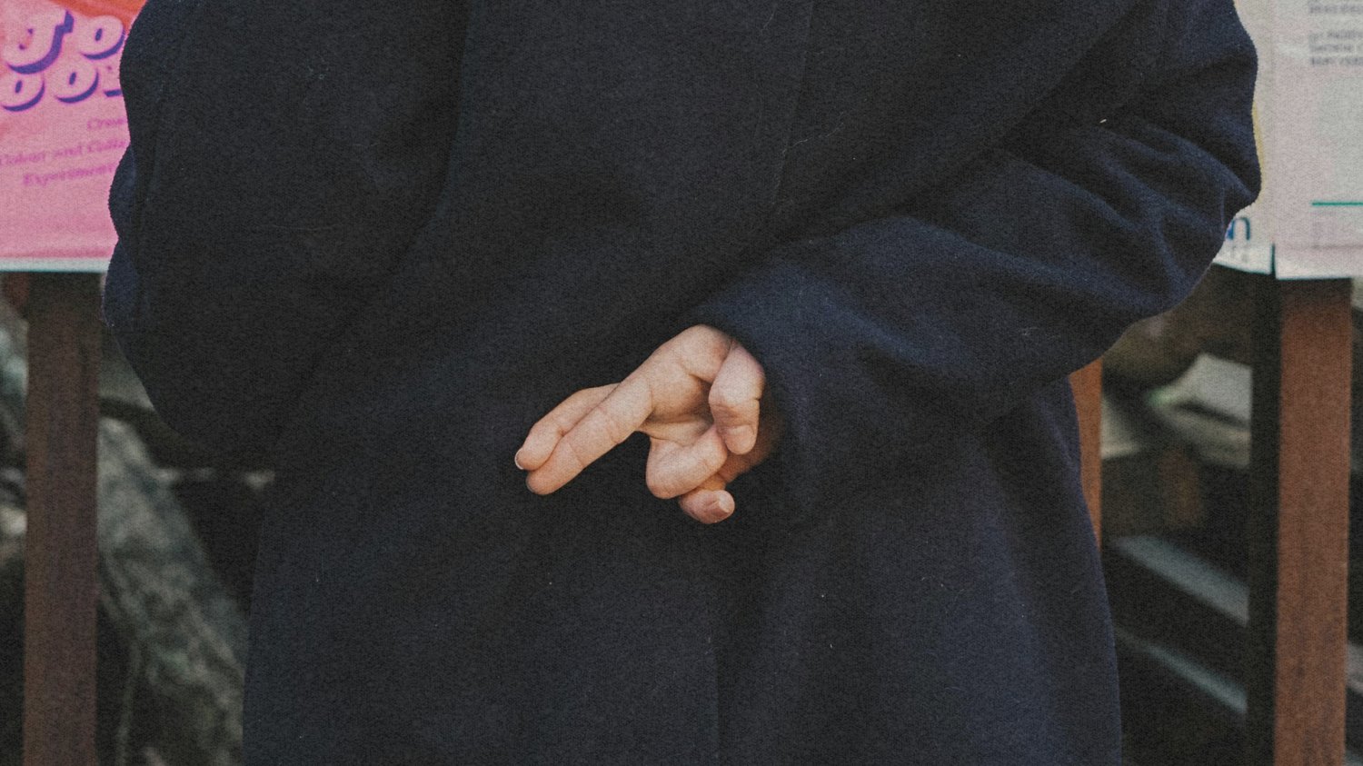 Sztuczna inteligencja demoralizuje ludzi. Nowe badanie pokazuje, jak łatwo tracimy moralność. Ludzie kłamią. Gdy współpracują ze sztuczną inteligencją nie czują wyrzutów sumienia.