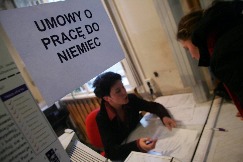 Kolejka w Urzędzie Pracy w Łodzi za pracą sezonową w Niemczech.
