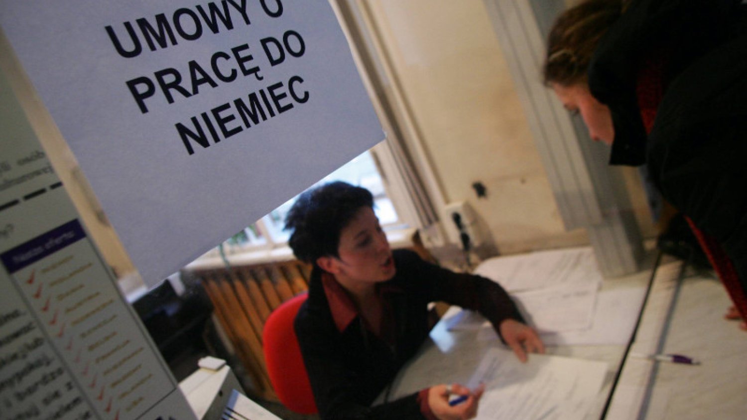 Kolejka w Urzędzie Pracy w Łodzi za pracą sezonową w Niemczech.