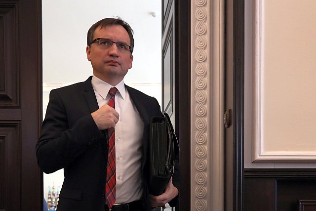 Minister Ziobro również wpisał się w trend rozdawania nagród - dał swoim prokuratorom milion premii - po 10 - 11 tys. zł na głowę