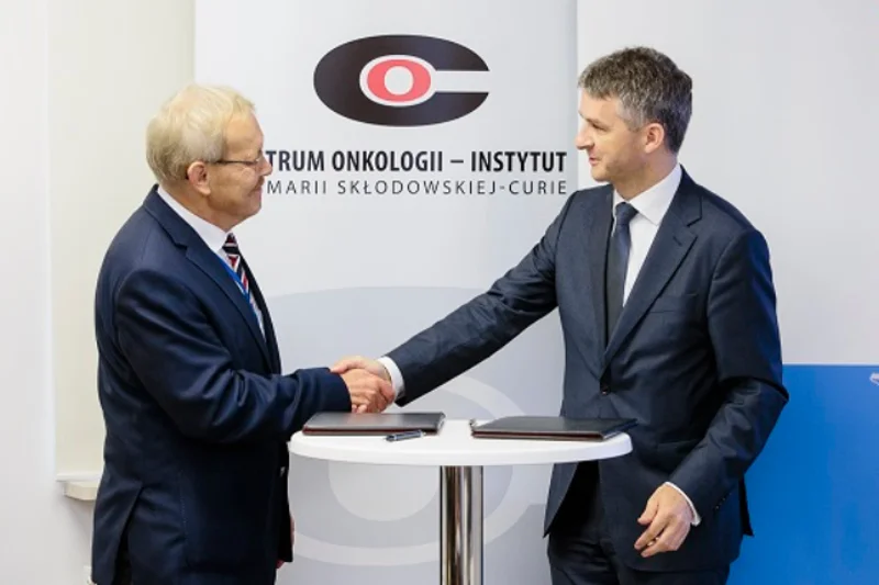 Podpisanie umowy o powołaniu Centrum Naukowo-Przemysłowego. Od lewej: prof. Jan Walewski, dyrektor Centrum Onkologii-Instytutu oraz Wiktor Janicki, dyrektor generalny Roche Polska