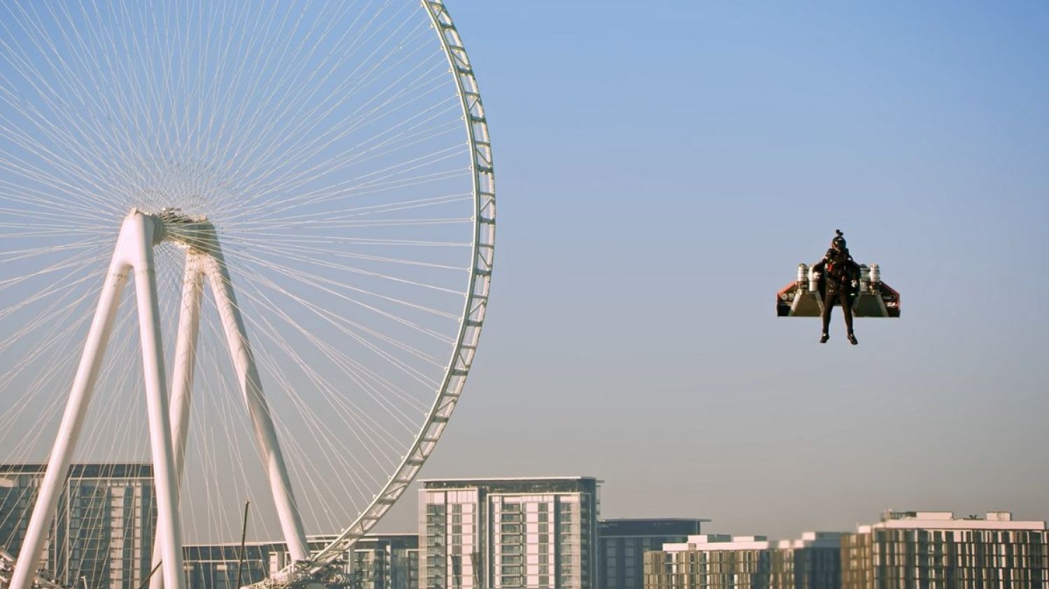 Urządzenie firmy Jetman Dubai uniosło jej pilota na wysokość ok. 1,8 km.
