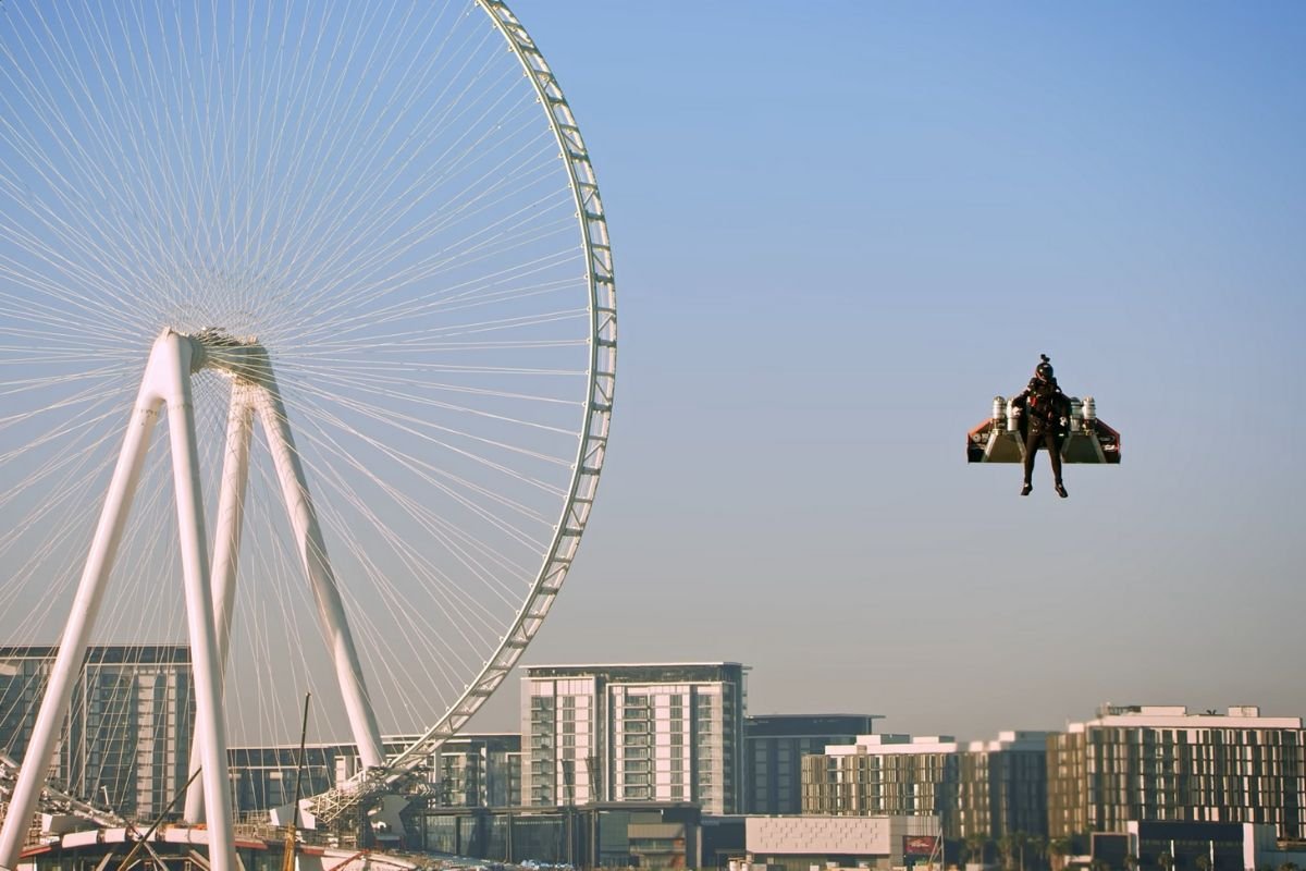 Urządzenie firmy Jetman Dubai uniosło jej pilota na wysokość ok. 1,8 km.