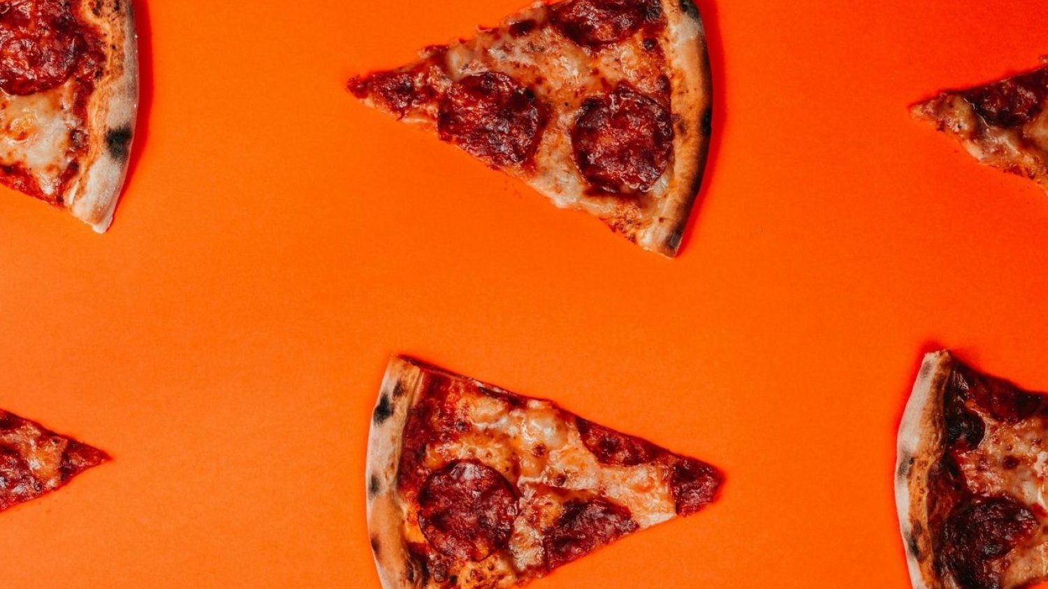 Na X działa konto znane jako "Pentagon Pizza Report". Jego autorzy śledzą dane o zamówieniach i aktywności klientów m.in. w pizzeriach znajdujących się w pobliżu Pentagonu.