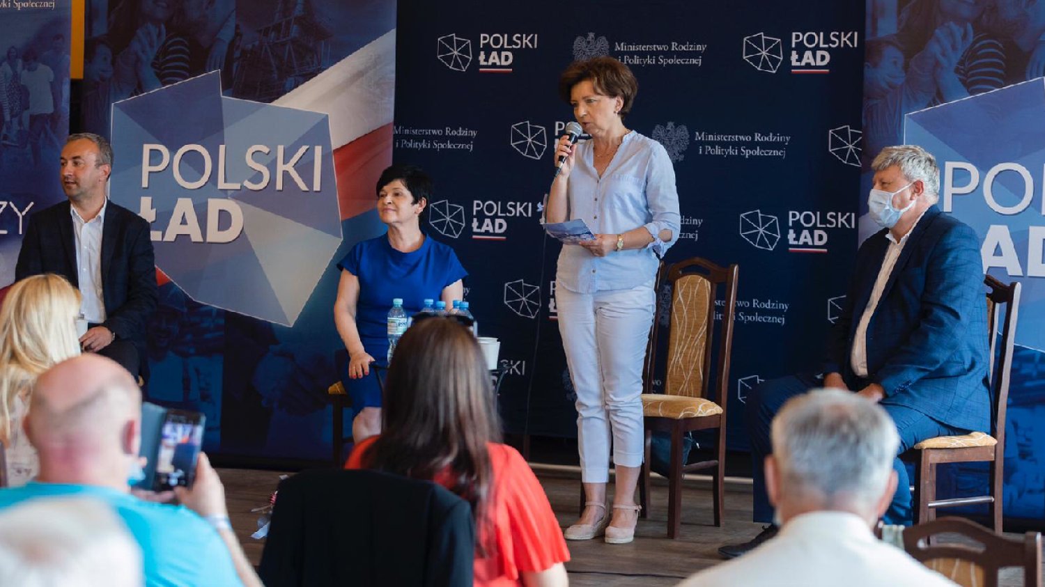 minister rodziny i polityki społecznej Marlena Maląg na konferencji PiS