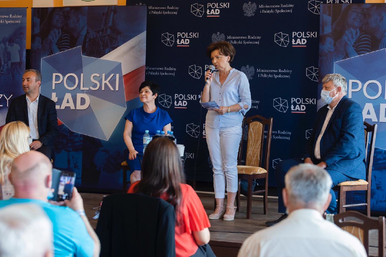 minister rodziny i polityki społecznej Marlena Maląg na konferencji PiS