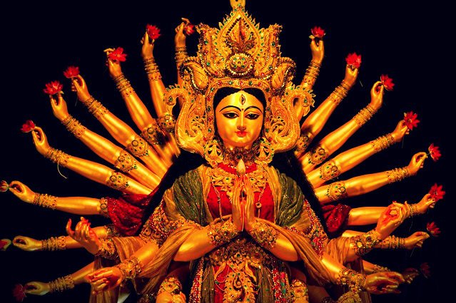 Hinduska bogini, Durga. Jej wizerunek jest obecnie parodiowany na zdjęciach jako symbol multitaskingu.