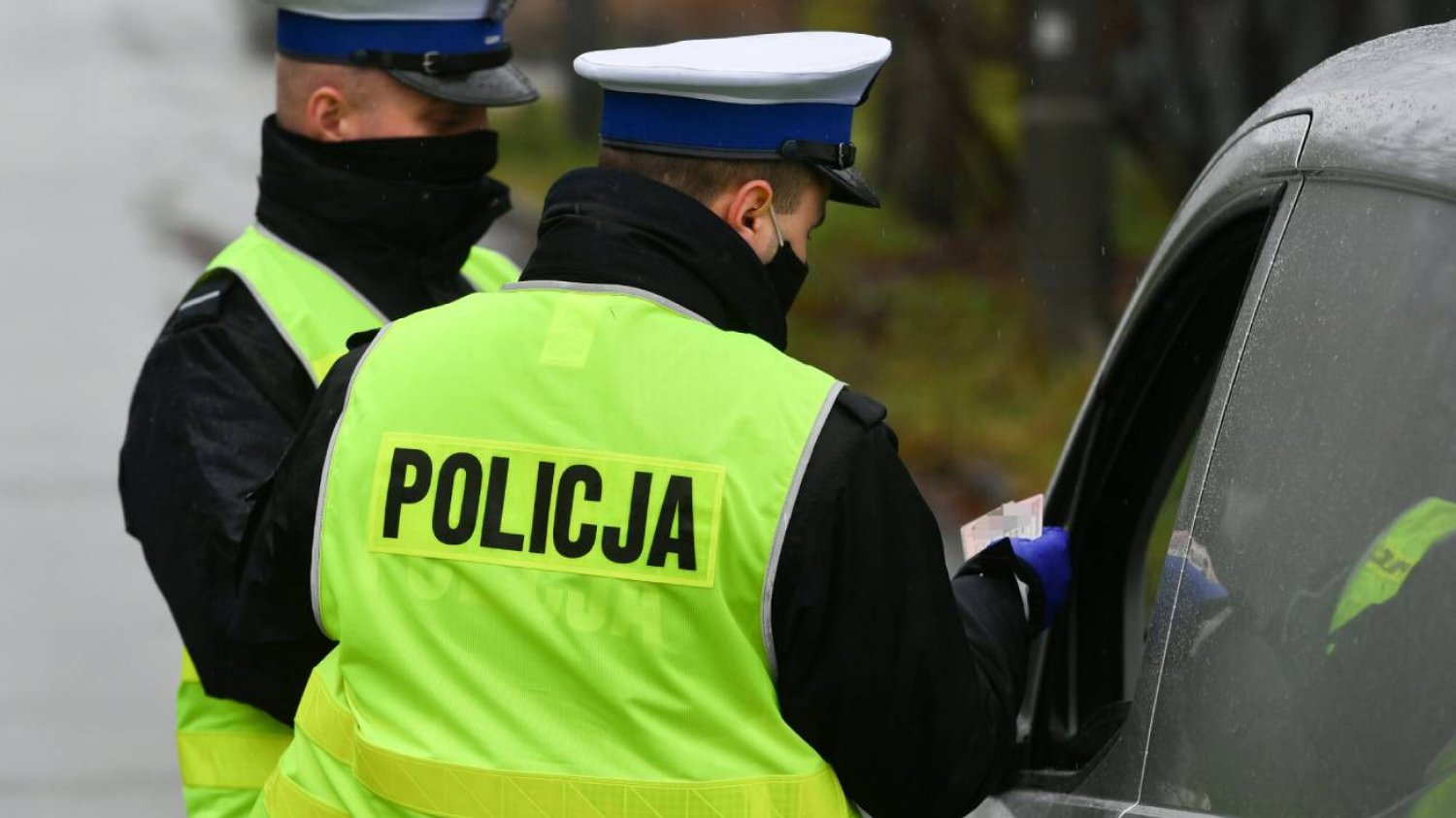 Policjanci drogówki podczas kontroli pojazdu