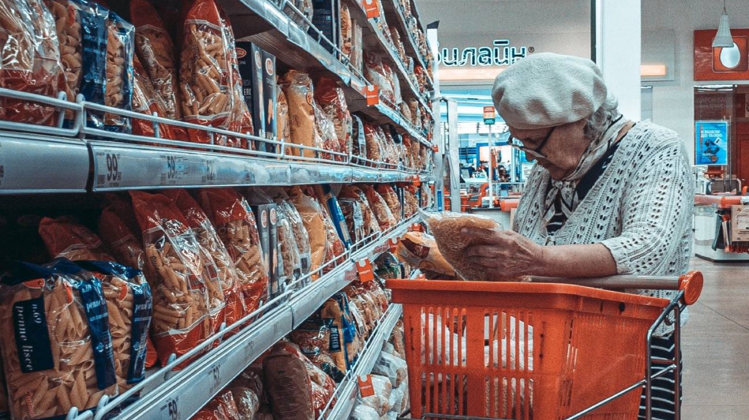 starsza kobieta w supermarkecie robi zakupy spożywcze