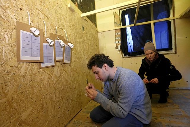 Przedstawiciele pisma "Magazyn Kontakt" prezentują grę pt. "Ucieczka z biedy".