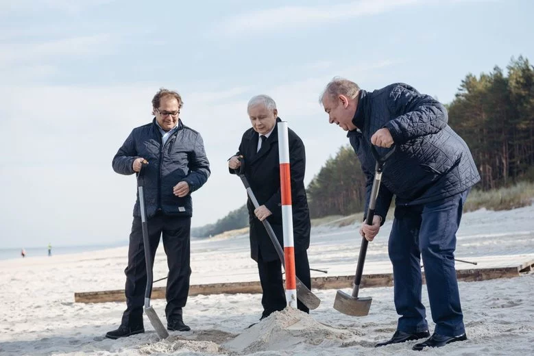 Minister Gróbarczyk intensywnie wspierał pomysł prezesa Kaczyńskiego o przekopie Mierzei Wiślanej. Pomagał nawet wkopywać symboliczny słupek.