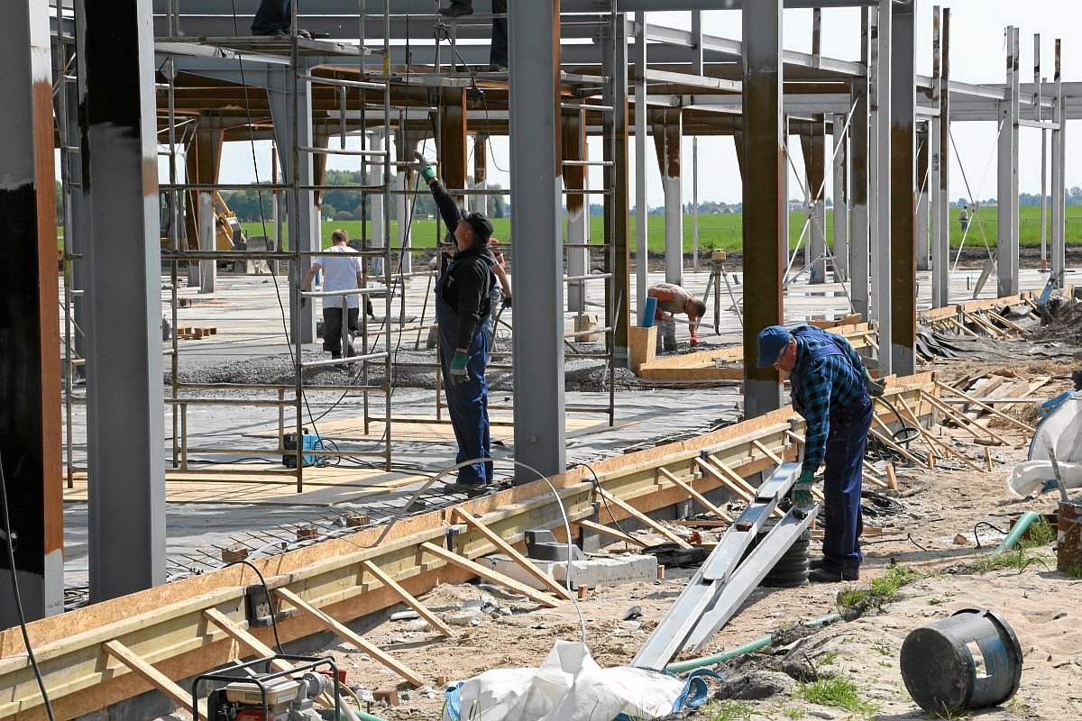 Prawie nowy, mało używany, ale idzie do rozbiórki. Na zdjęciu: budowa terminalu na radomskim lotnisku