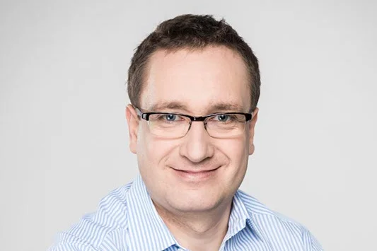 Marcin Marzec, założyciel i prezes SafeKiddo, były współpracownik Microsoft i Oracle, od wielu lat zawodowo związany z sektorem bezpieczeństwa w świecie wirtualnym