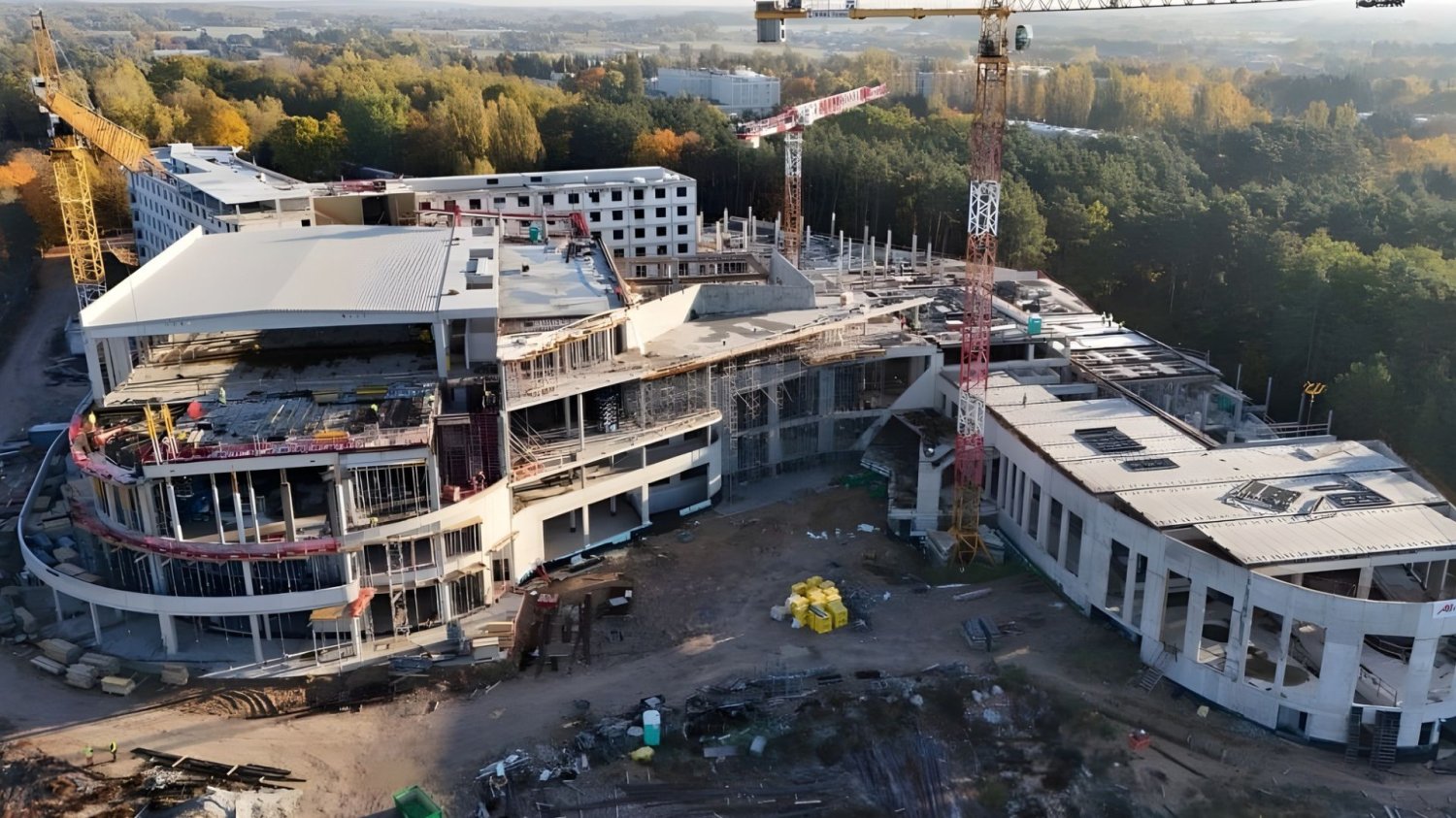 Koło Warszawy rośnie gigantyczne uzdrowisko. Ma ambicje równie wielkie co dług Plac budowy Term Jachranka. Prezes Hotele Korona, realizatora inwestycji, uchyliła rąbka tajemnicy o finansowaniu obiektu.