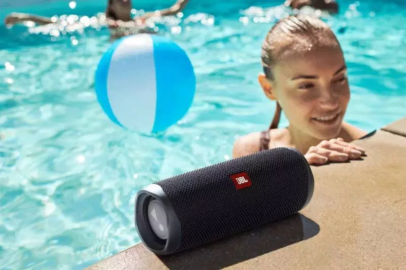 Pancerny głośnik bluetooth przetrzyma nawet letnią imprezę nad wodą.