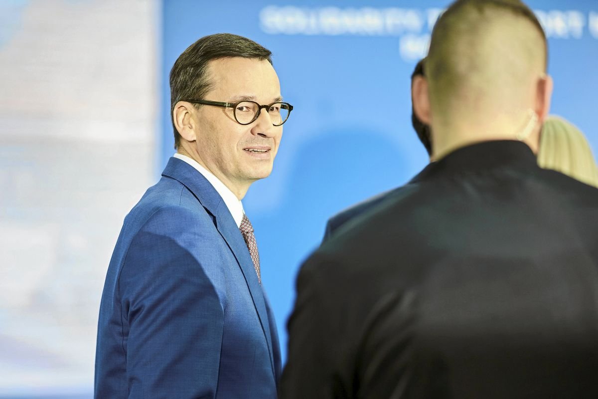 Premier Morawiecki wyrzuca reformy minister Czerwińskiej do kosza