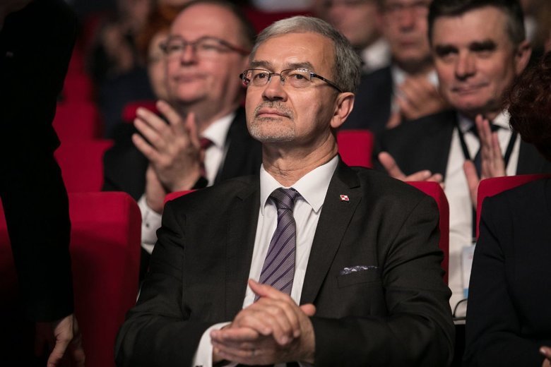 Minister Jerzy Kwieciński obiecuje, że po termomodernizacji bloków z wielkiej płyty, jakość życia i bezpieczeństwo ich mieszkańców się poprawią.