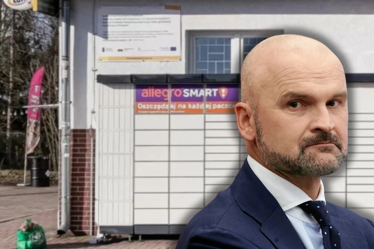 Rafał Brzoska na tle paczkomatu.