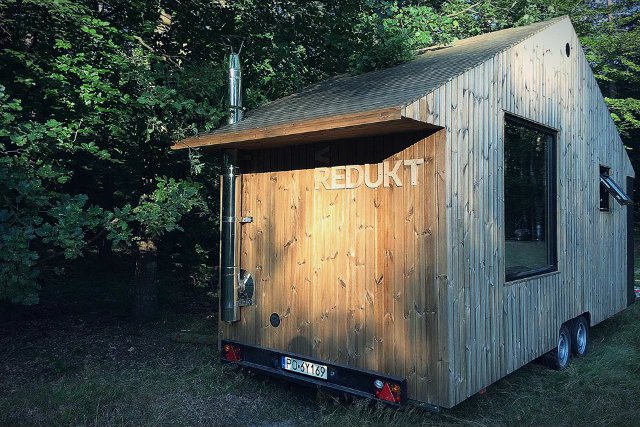 Poznański przedsiębiorca jako pierwszy Polak wpadł na pomysł sprzedawania domów na kółkach, dzięki którym decyzja o ważnej życiowej zmianie może zostać podjęta dosłownie w mgnieniu oka