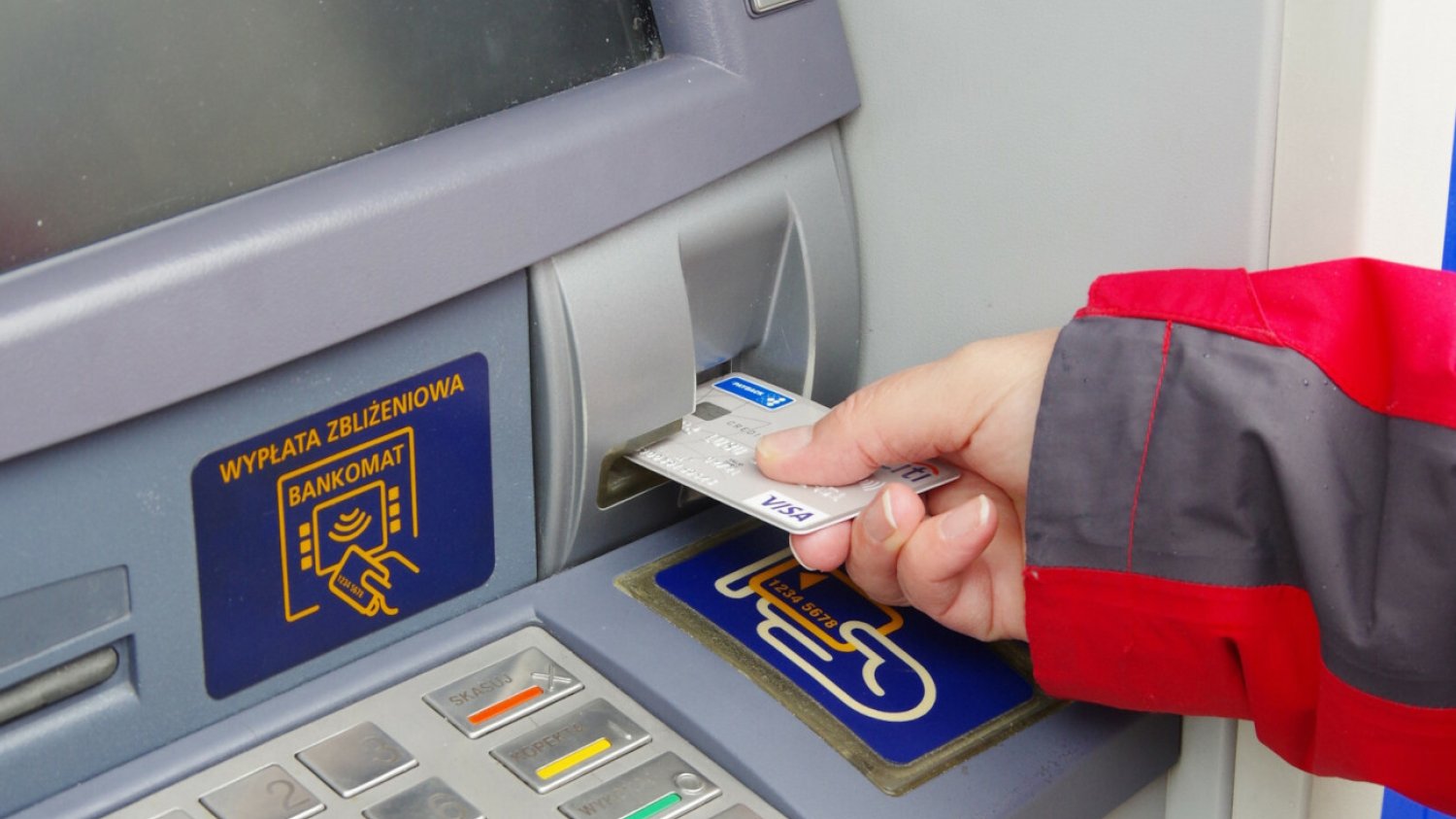 Wypłacając pieniądze z bankomatu trzeba będzie dopłacić