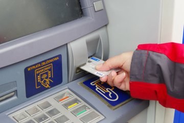 Wypłacając pieniądze z bankomatu trzeba będzie dopłacić