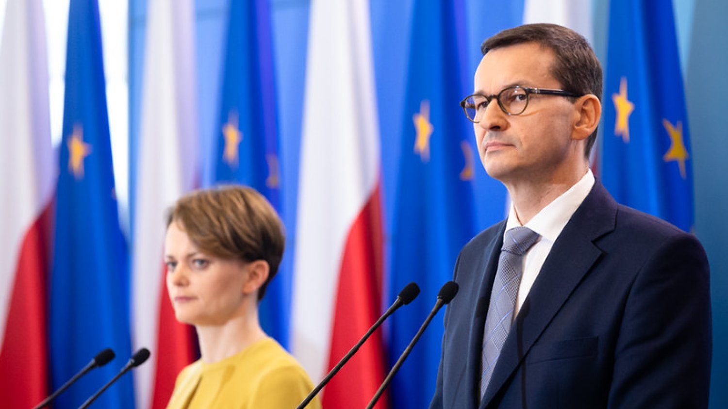 Resort finansów opublikował dane na temat płacy minimalnej w polskich firmach. Na zdjęciu premier Mateusz Morawiecki oraz ministra rozwoju Jadwiga Emilewicz.