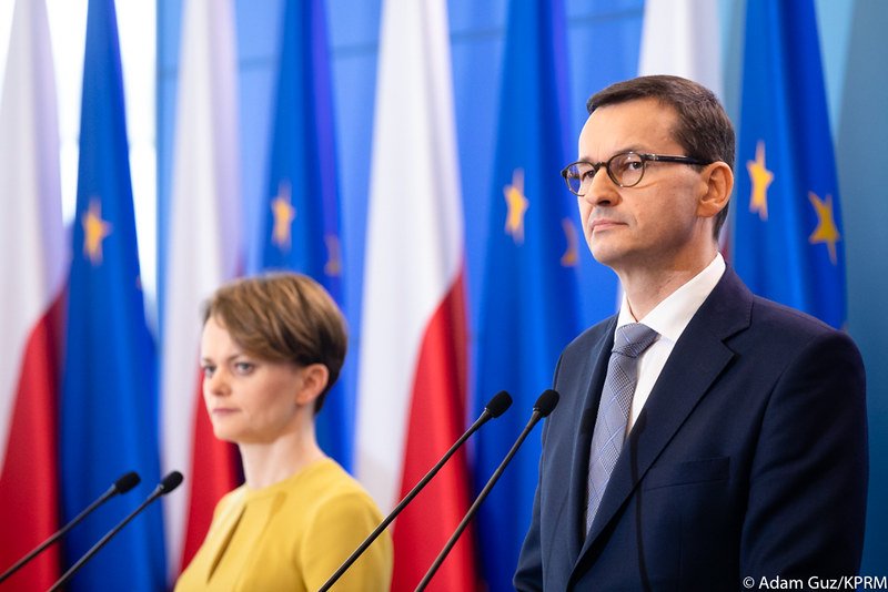 Resort finansów opublikował dane na temat płacy minimalnej w polskich firmach. Na zdjęciu premier Mateusz Morawiecki oraz ministra rozwoju Jadwiga Emilewicz.