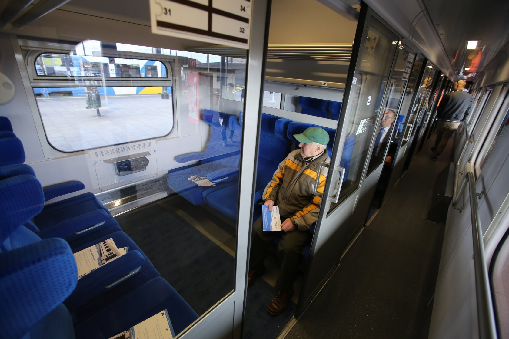 Pasażerowie PKP Intercity jadący ze Lwowa do Przemyśla zostali wyproszeni z pociągu z powodu bezpańskiej torby. W błocie przedzierali się do taksówek.